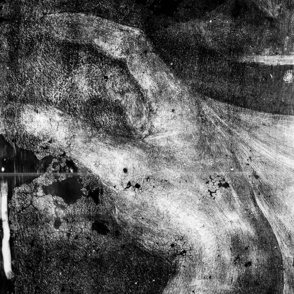 X-ray of Christ’s right hand holding the cross, with less distinct contours in the lower part than in the upper part.